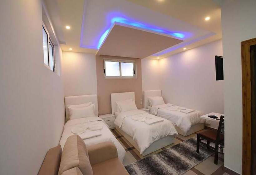 베이직 3인 룸, Buna Park