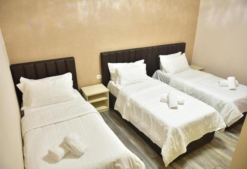 베이직 3인 룸, Buna Park