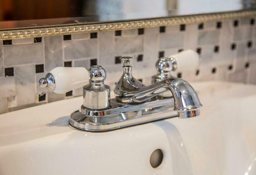 Deluxe Suite King Bed, Colonial 154 H Boutique