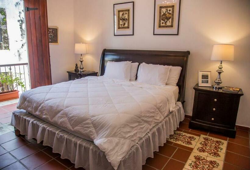 Deluxe Suite King Bed, Colonial 154 H Boutique