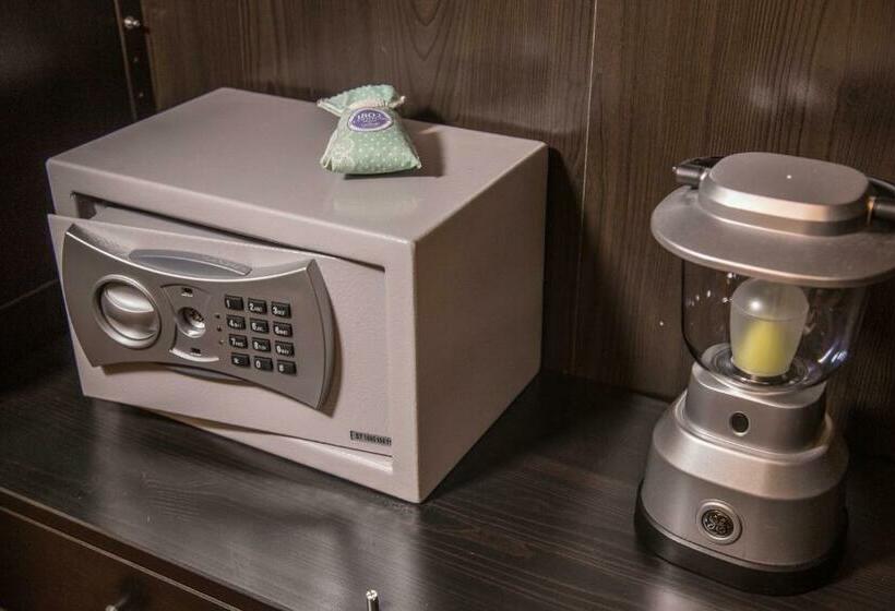 Deluxe Suite King Bed, Colonial 154 H Boutique