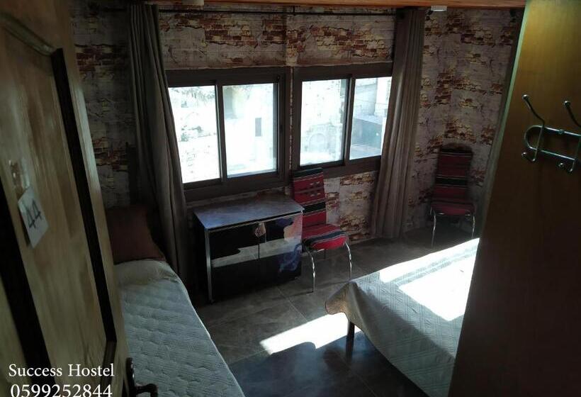 اتاق لوکس سه تخته, Success Hostel