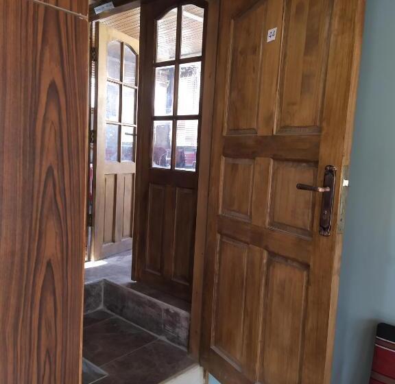 اتاق لوکس سه تخته, Success Hostel