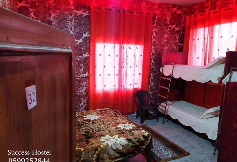 اتاق خانوادگی, Success Hostel