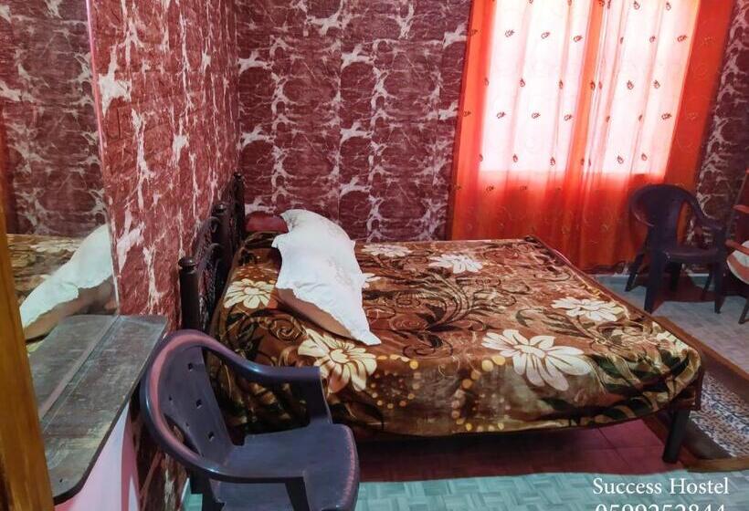 اتاق خانوادگی, Success Hostel
