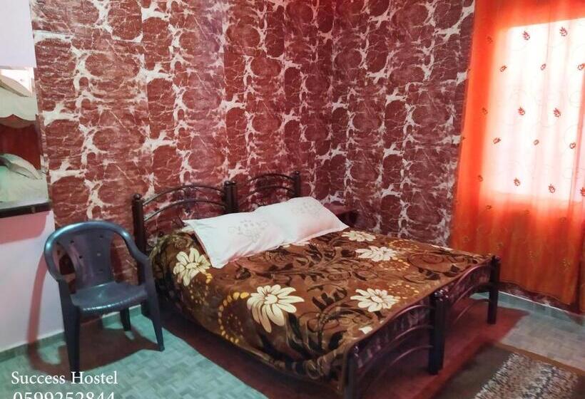 اتاق خانوادگی, Success Hostel