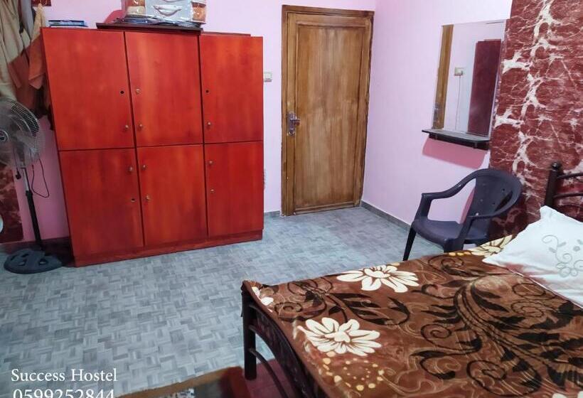اتاق خانوادگی, Success Hostel