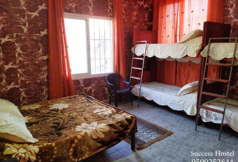 اتاق خانوادگی, Success Hostel