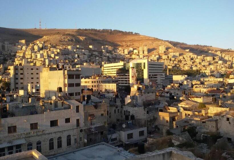 اتاق خانوادگی, Success Hostel