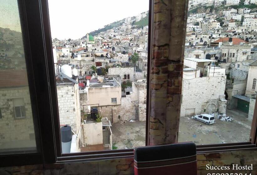 اتاق لوکس سه تخته, Success Hostel