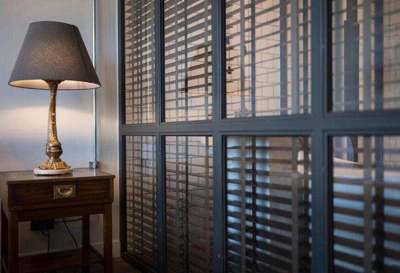 اتاق لوکس, Iron32