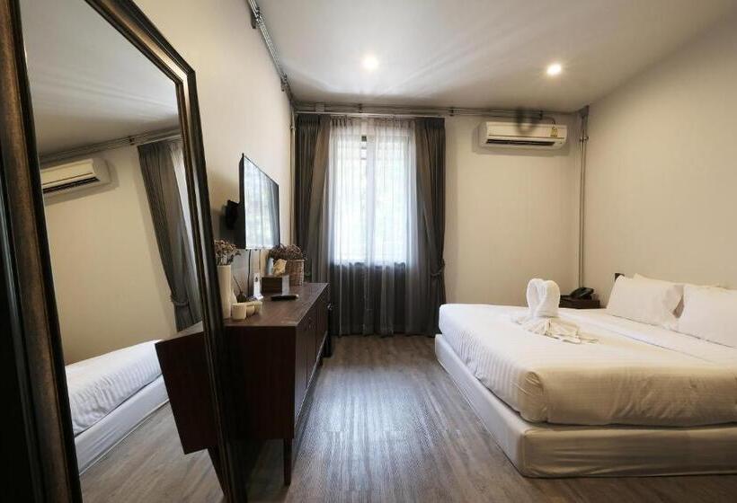 اتاق لوکس با بالکن, Iron32