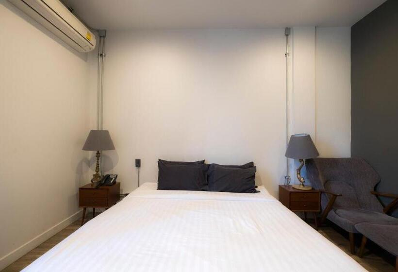 اتاق لوکس با بالکن, Iron32