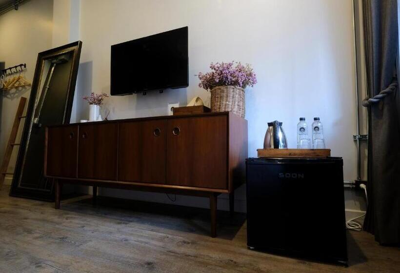 اتاق لوکس با بالکن, Iron32