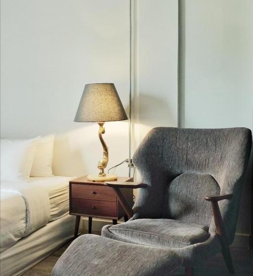 اتاق لوکس با بالکن, Iron32