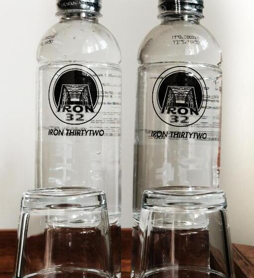 اتاق لوکس با بالکن, Iron32