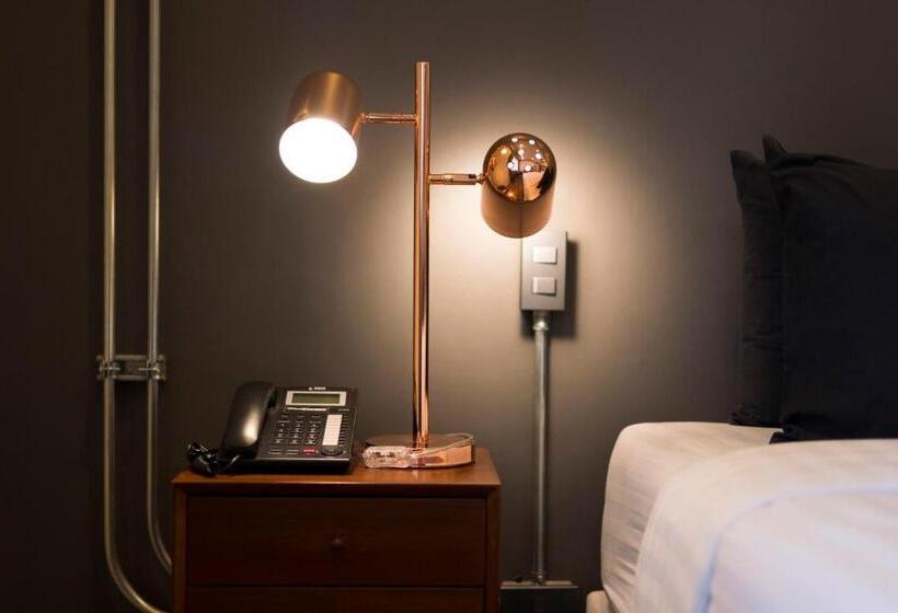 اتاق استاندارد سه نفره, Iron32