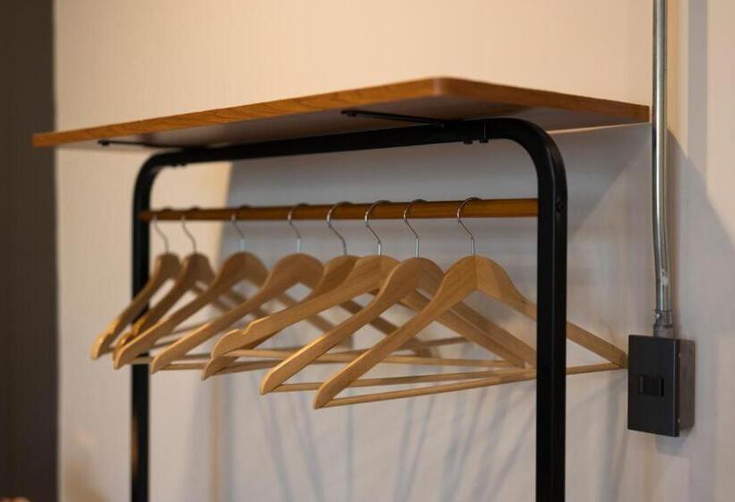 اتاق استاندارد سه نفره, Iron32