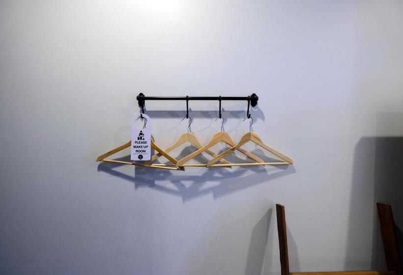 اتاق لوکس با بالکن, Iron32