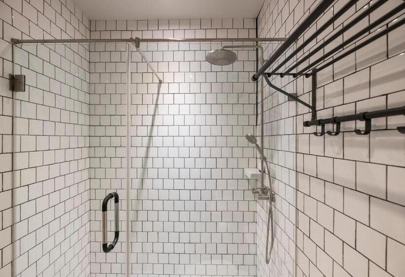 اتاق لوکس با بالکن, Iron32