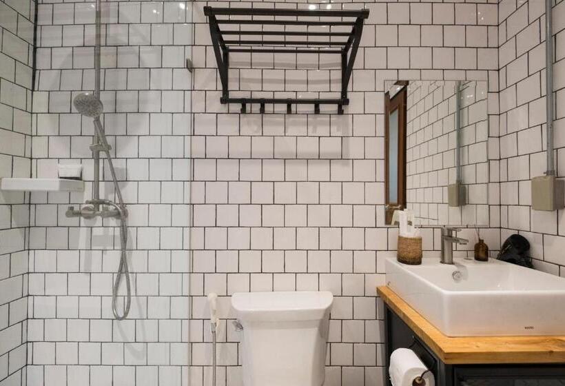 اتاق لوکس با بالکن, Iron32