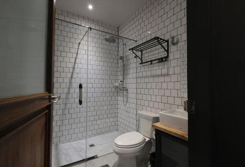 اتاق لوکس با بالکن, Iron32