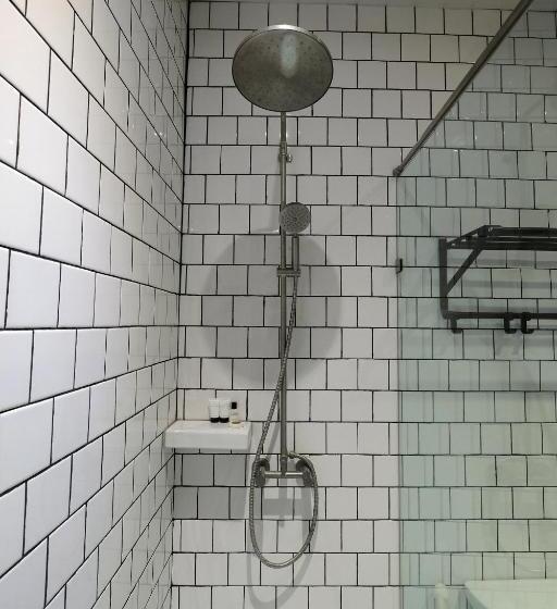 اتاق لوکس با بالکن, Iron32