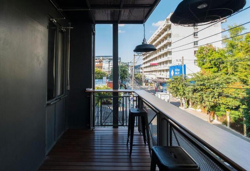 اتاق لوکس با بالکن, Iron32