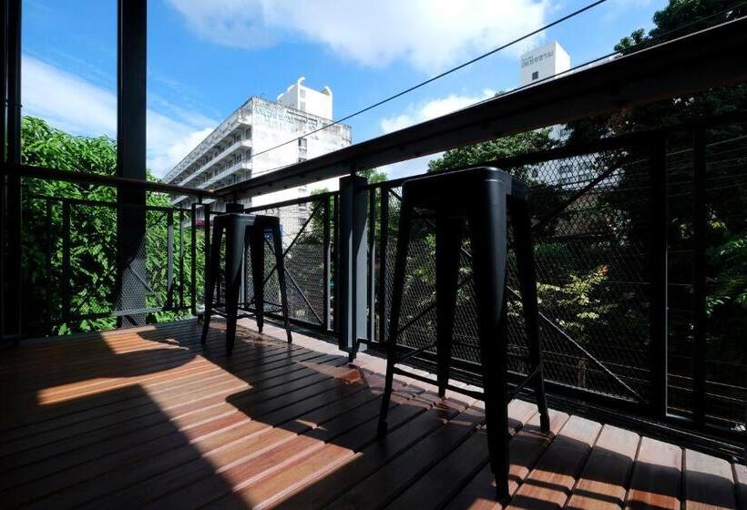 اتاق لوکس با بالکن, Iron32