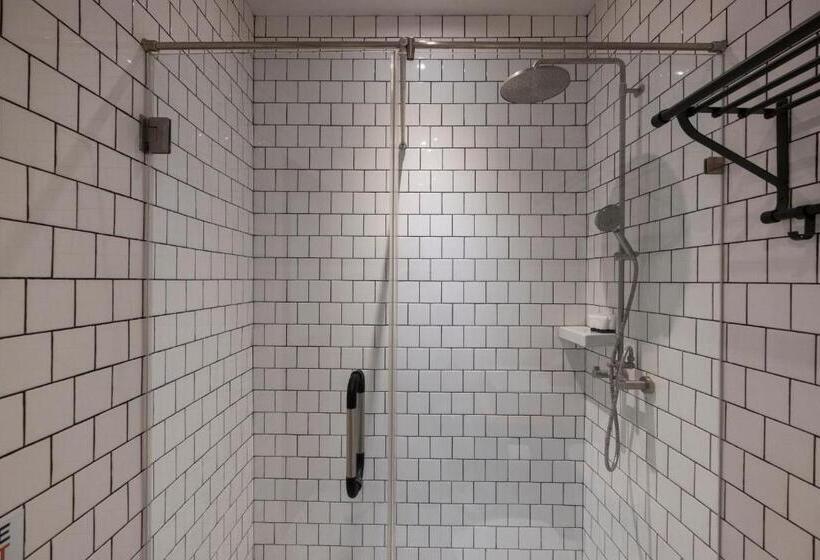 اتاق استاندارد سه نفره, Iron32