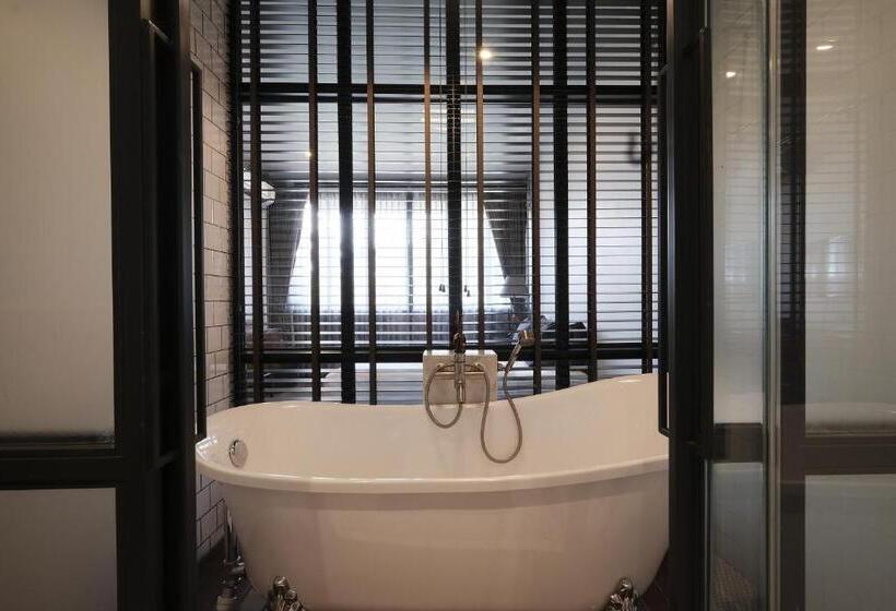 اتاق لوکس, Iron32