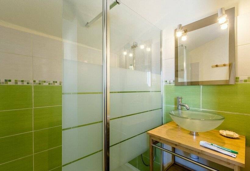 سرير فى غرفة مشتركه, Nami House