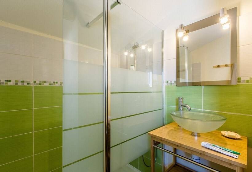 سرير فى غرفة مشتركه, Nami House