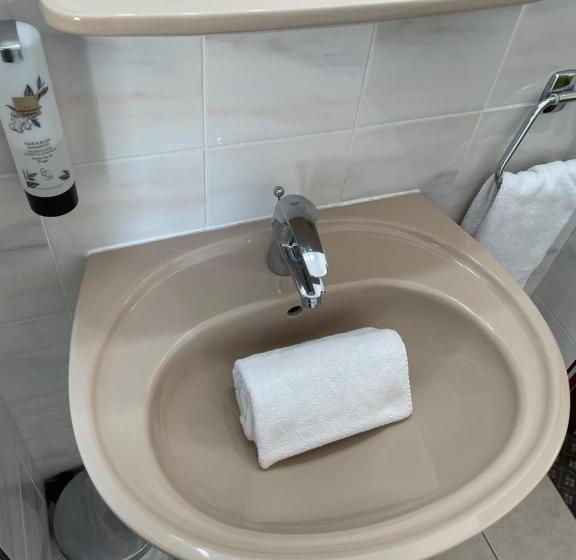 اتاق استاندارد سه نفره, Tabor Rooms