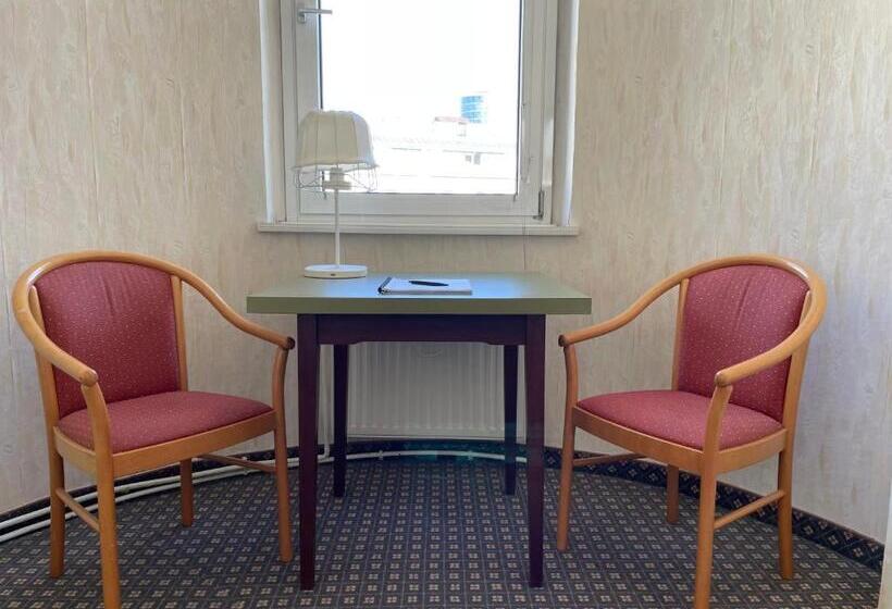 اتاق استاندارد یک نفره, Tabor Rooms