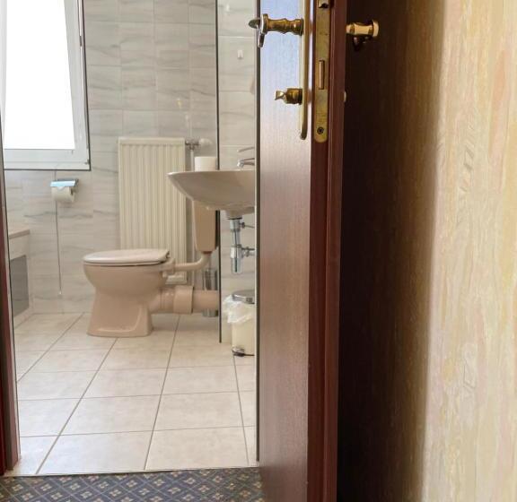 اتاق استاندارد یک نفره, Tabor Rooms