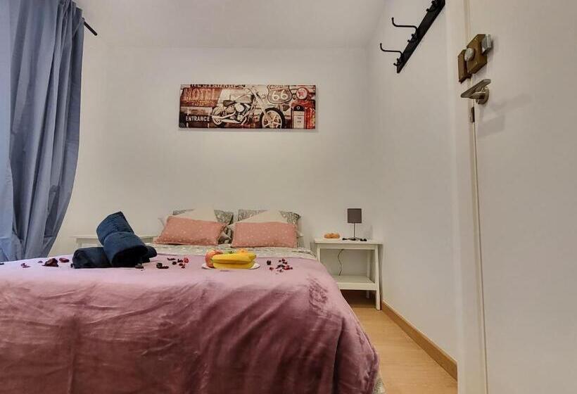 اتاق استاندارد با سرویس بهداشتی مشترک, Next Cathedral Rooms