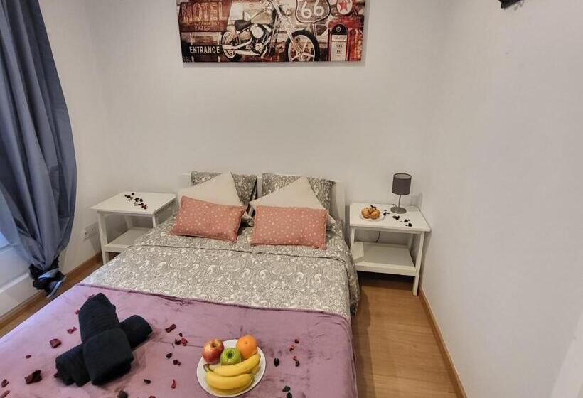 اتاق استاندارد با سرویس بهداشتی مشترک, Next Cathedral Rooms