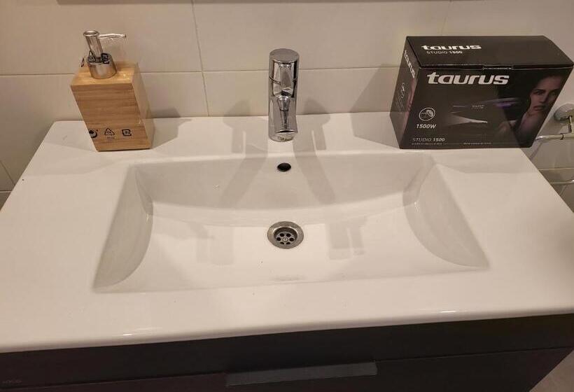 اتاق استاندارد سه نفره, Next Cathedral Rooms