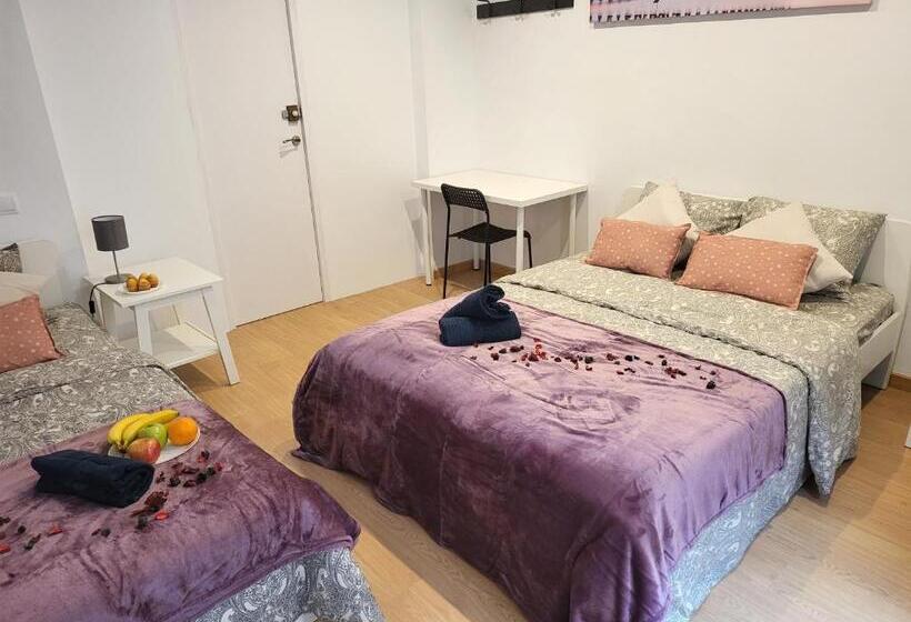 اتاق استاندارد سه تخته با سرویس بهداشتی مشترک, Next Cathedral Rooms