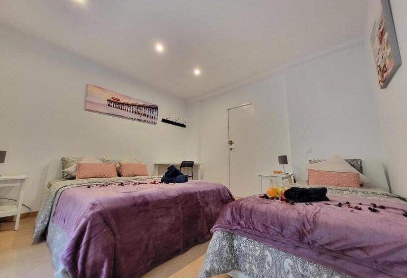 اتاق استاندارد سه تخته با سرویس بهداشتی مشترک, Next Cathedral Rooms