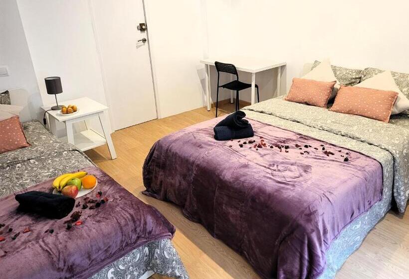 اتاق استاندارد سه تخته با سرویس بهداشتی مشترک, Next Cathedral Rooms