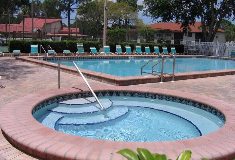 可看到停车场的标准间, Spacious Shorewalk 2b 2b Condo Near Anna Maria Island, Beaches & Img Academy