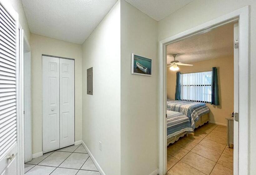 可看到停车场的标准间, Spacious Shorewalk 2b 2b Condo Near Anna Maria Island, Beaches & Img Academy