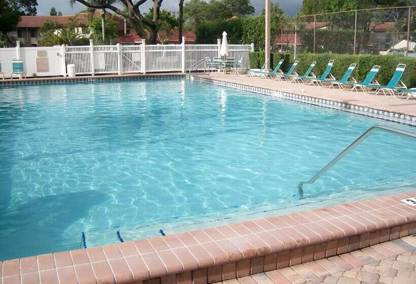 可看到停车场的标准间, Spacious Shorewalk 2b 2b Condo Near Anna Maria Island, Beaches & Img Academy