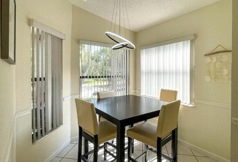 可看到停车场的标准间, Spacious Shorewalk 2b 2b Condo Near Anna Maria Island, Beaches & Img Academy