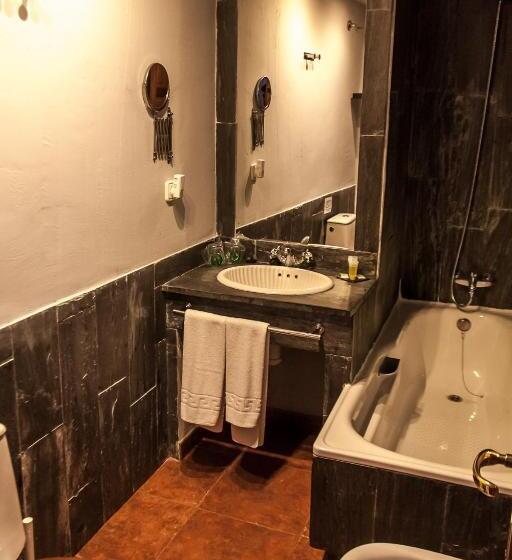 חדר סטנדרט לשלושה, Enclave Soria