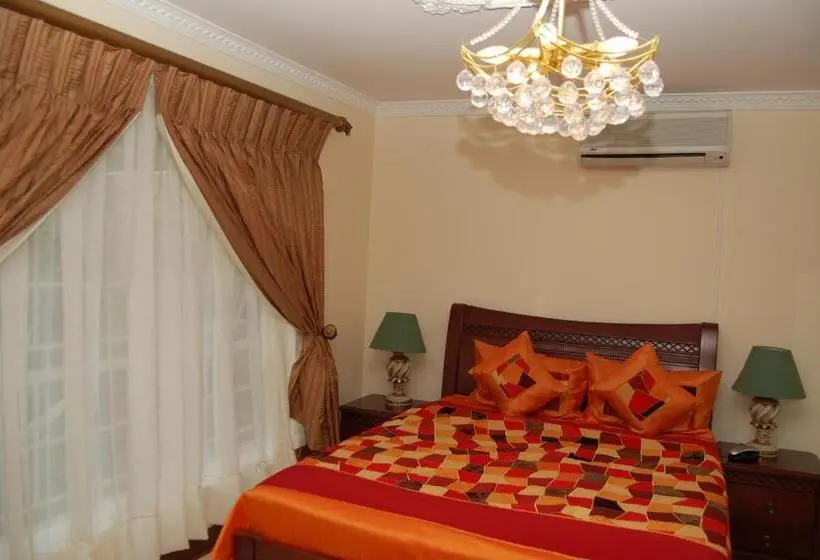 سوییت با چشم‌انداز استخر, Falcon Crest Suites