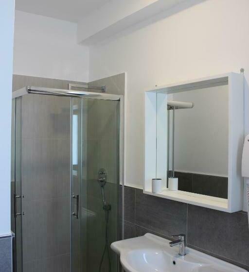 高级大房间, La Tombola