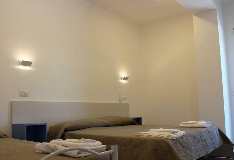 标准间带游泳池, La Tombola